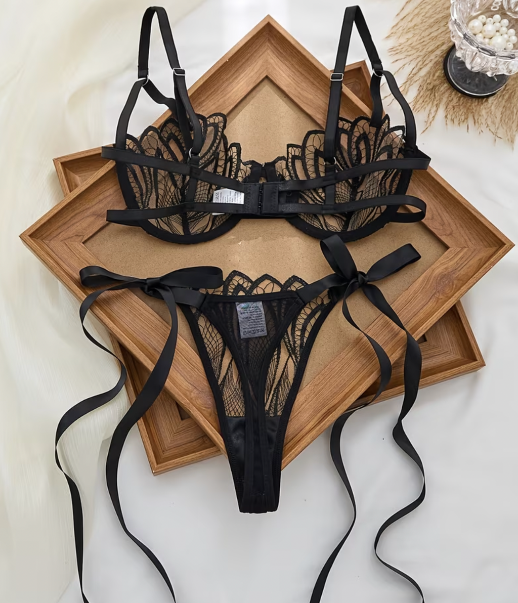 Sexy lingerie set with a ‘tie me up ‘ thong black