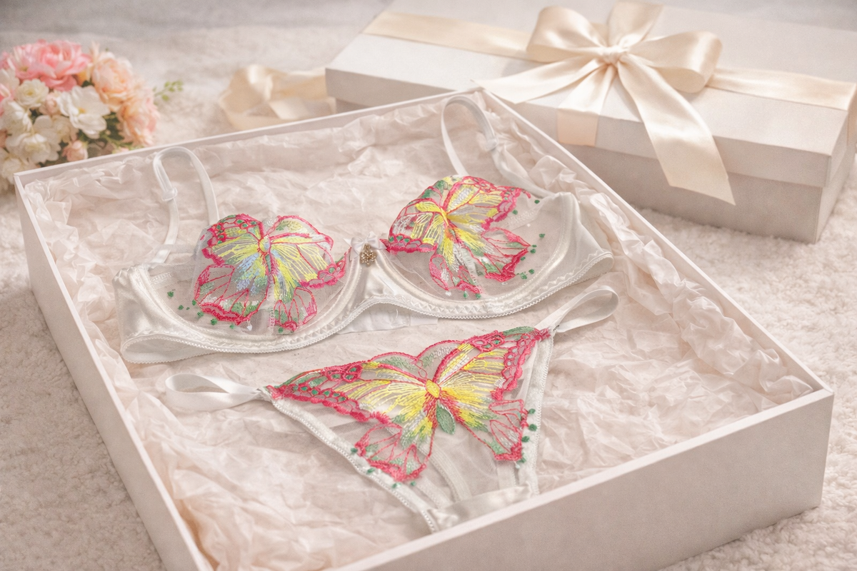 Stunning designer lingerie set in pastels with an adjustable thong & underwired bra