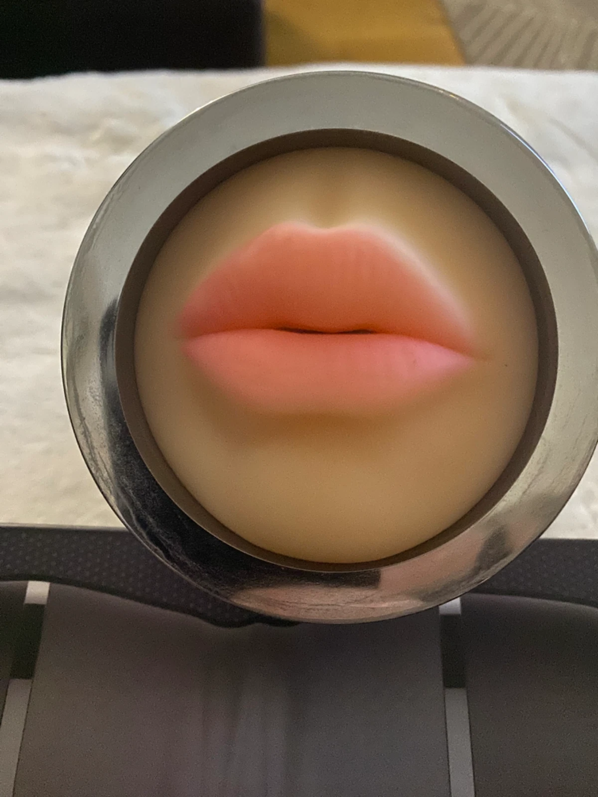 Candle with a design of lips in a metal container